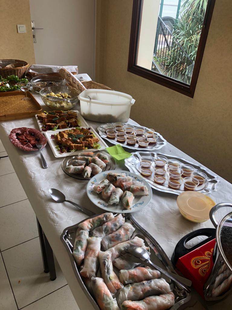 Le buffet d'un côté